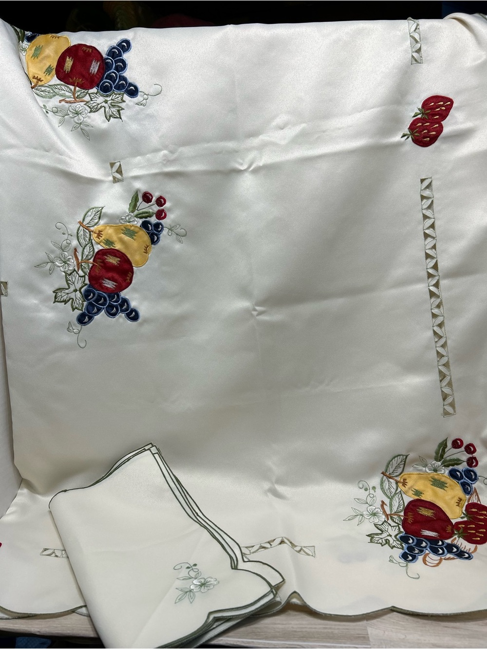 Vintage 7-Piece Embroidered Fruit Tablecloth Set 6 Napkins 50x100